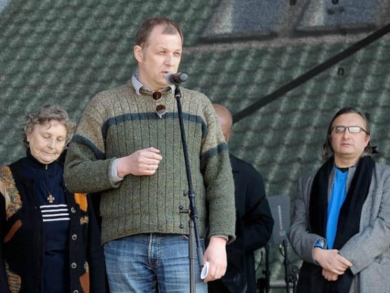 Apsisukus galvelei Garliavos maišto metu ugningas kalbas Kedžių namo kieme rėždavo ir konservatorių patriarcho sūnus V. V. Landsbergis. Nuotr. facebook.com