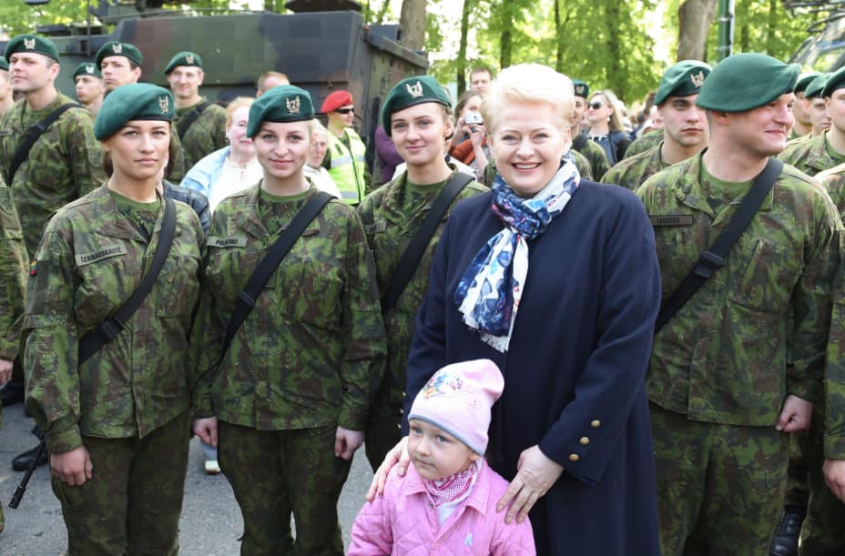 Prezidentė dalyvavo pirmųjų šauktinių atsisveikinimo ceremonijoje. Nuotr. prezidentas.lt