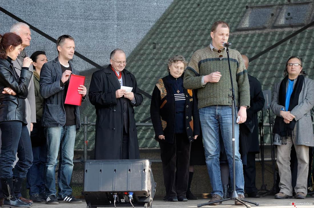 A. Nakas (kairėje, su raudonu aplanku rankoje) ir V. V. Landsbergis (prie mikrofono) 2012 m. Garliavoje, Kedžių namo kieme. Nuotr. Vlado Dobrovolskio