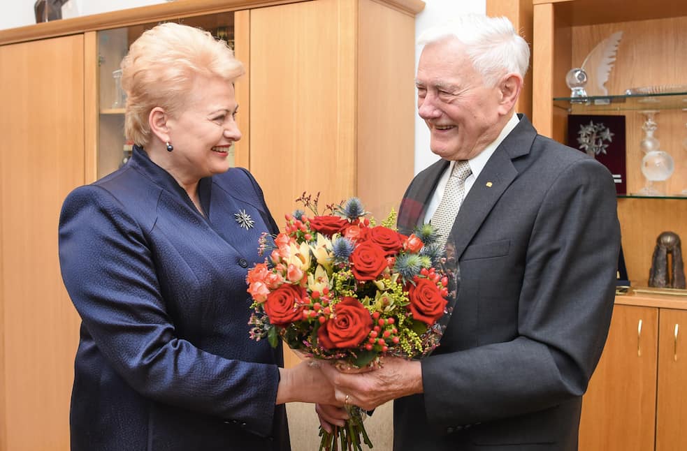 Prezidentė pasveikino Prezidentą Valdą Adamkų 90 metų jubiliejaus proga. Nuotr. prezidentas.lt
