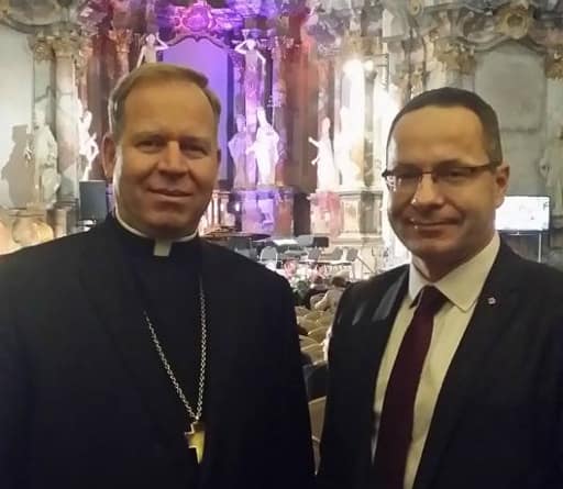 Konservatorius Ž. Pavilionis (dešinėje) drauge su šventiku. Nuotr. facebook.com