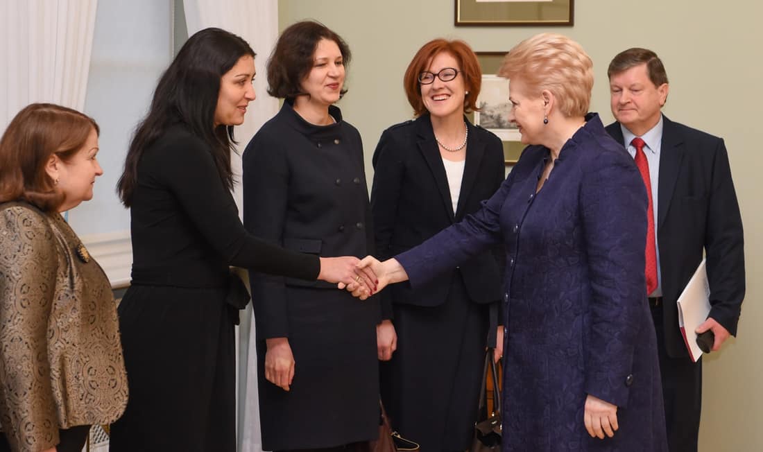 Žurnalistų etikos inspektorė Gražinai Ramanauskaitė-Tiumenevienė (trečia iš kairės). Nuotr. prezidentas.lt