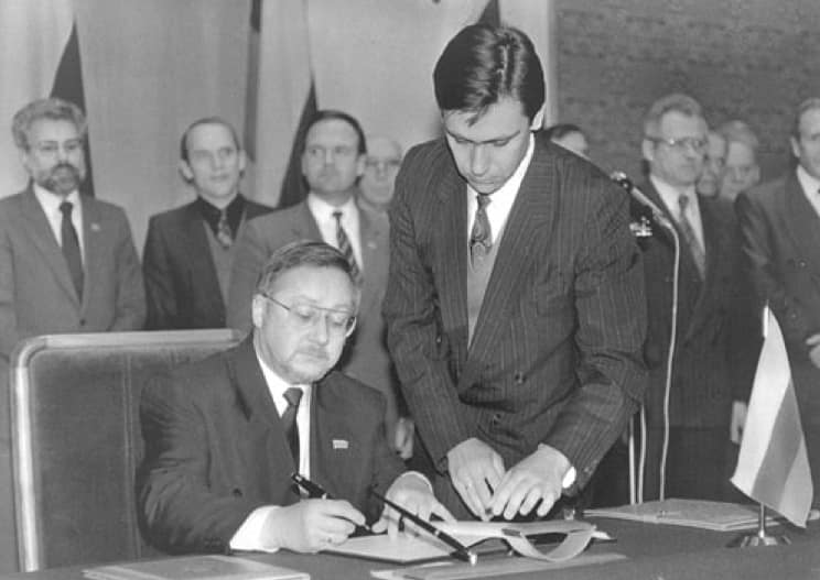 1992 m. lapkričio 16 d.: Lietuvos Respublikos Aukščiausios Tarybos Pirmininkas Vytautas Landsbergis pasirašo Lietuvos Respublikos Konstituciją. Nuotr. lrs.lt