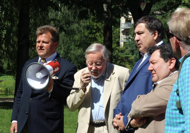 Pasityčiojimo iš Gruzijos teisingumo akcijos dalyviai prie Rusijos ambasados Vilniuje. Nuotr. facebook.com