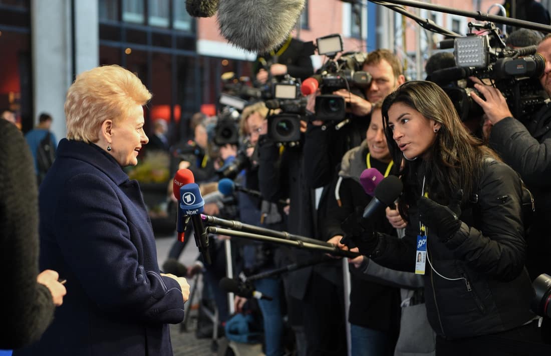 D. Grybauskaitė ir vėl atsidūrė pasaulio žiniasklaidos dėmesio centre - žurnalistai stengėsi pagauti kiekvieną jos žodį. Nuotr. prezidentas.lt