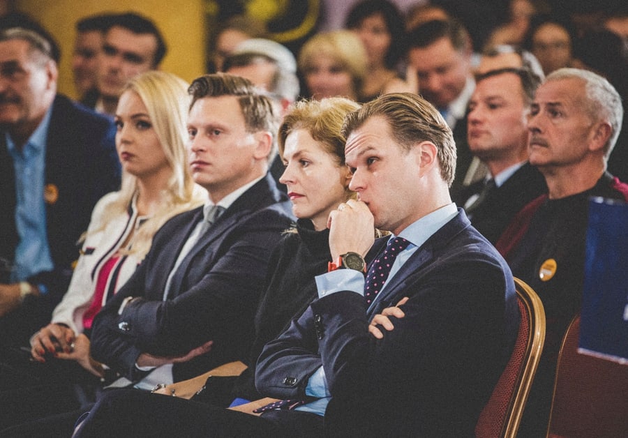 Konservatorių lyderis Gabrielius Landsbergis (čiulpia pirštą) įdėmiai žiūrėjų konservatorių kandidatų debatus. Nuotr. facebook.com
