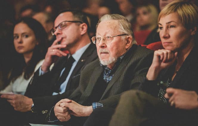 Konservatorių bendruomenės lyderis Vytautas Landsbergis (antras iš dešinės) - pripažįstamas vienu iškiliausiu istorijos klastotoju atkurtoje nepriklausomoje Lietuvoje. Nuotr. facebook.com