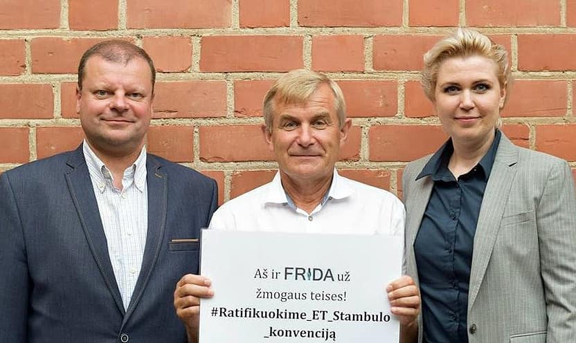Su bendraminčiais: žmogaus teisių ir vaikų gynėja, buvusio žalioji valstietė ir liberalė, dabar socialdemokratė Dovilė Šakalienė (dešinėje) - reformų Lietuvoje, susijusių su vaikais, veidas. Nuotr. facebook.com
