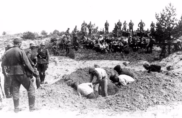 Žydų kasa sau duobes Kužiuose, netoli Šiaulių. yadvashem.org nuotr. Archives 4216/22