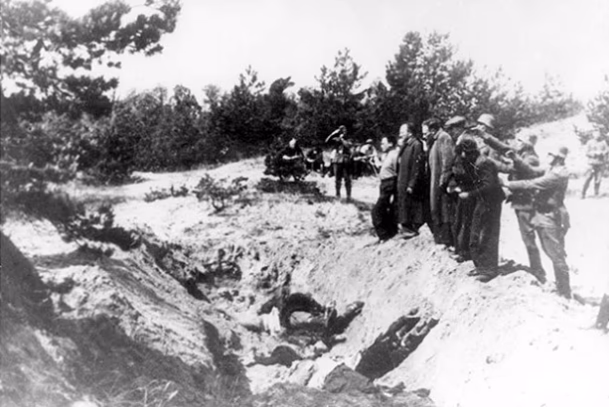 1941 m. SS Vokietijos kareivio nuotrauka, Šiauliuose. Prieš nužudymą kaliniai buvo priversti kasti savo kapus. Yad Vashem Photo Archives 3150/122
