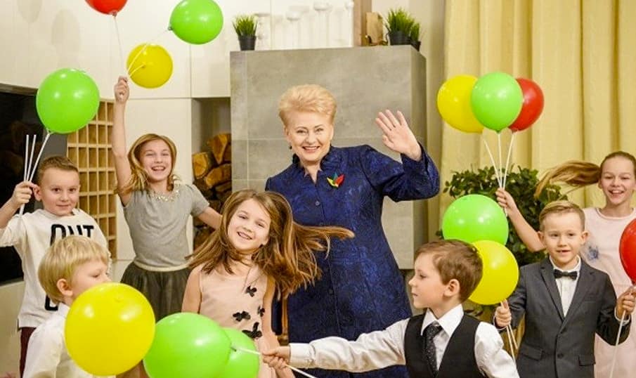 Prezidentas G. Nausėda stengiasi neatsilikti nuo savo pirmtakės Dalios Grybauskaitės: paveiksluotis su vaikais - gero tono ženklas. Nuotr. prezidentas.lt