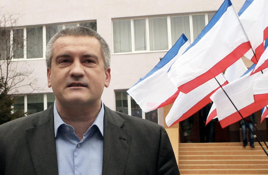 Prorusiškos Krymo vyriausybės vadovas Sergejus Aksionovas kalbasi su žurnalistais prie balsavimo apylinkės Simferopolyje. Nuotr. EPA-ELTA