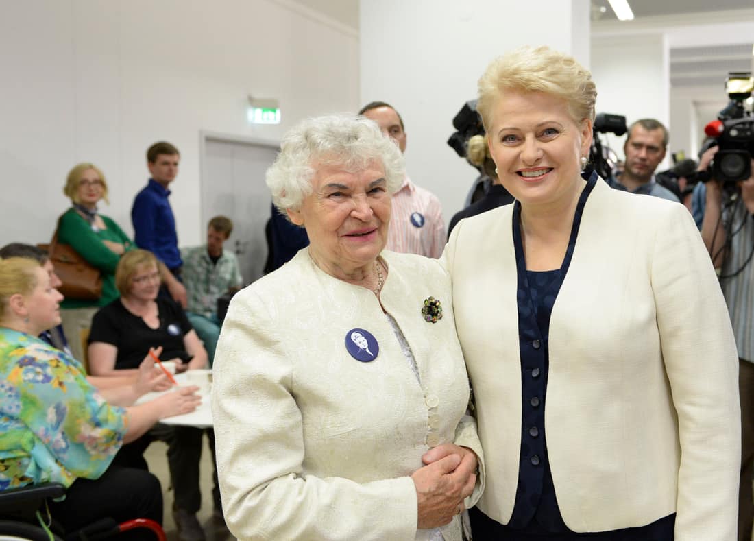 Konservatorė Ona Voverienė (kairėje) ir prezidentė Dalia Grybauskaitė (dešinėje). Nuotr. prezidentas.lt