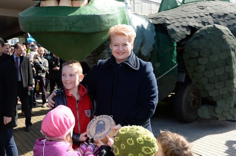 Prezidentė Dalia Grybauskaitė savaitgalį lankėsi vienoje ilgametes tradicijas puoselėjančių studentų švenčių - Fiziko dienoje, bei nepraleido progos tradiciškai nusipaveiksluoti su vaikais. Nuotr. Prezidentas.lt