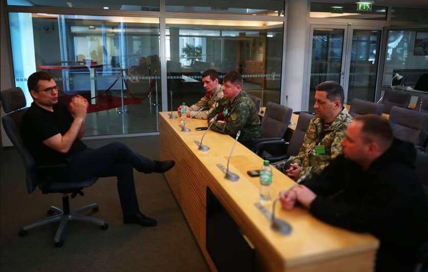 Ukrainos kariai įdėmiai klausėsi konservatoriaus L. Kasčiūno vertingų įžvalgų. Nuotr. facebook.com