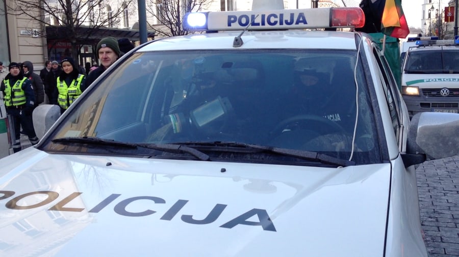 2013 m. kovo 11 d. minėjimo pagrindiniai simboliai buvo itin didelės sutelktos policijos pajėgos, specialiai užtvertas Gedimino prospektas ir didelė valdžios panieka eitynių dalyviams. Nuotr. E.eu