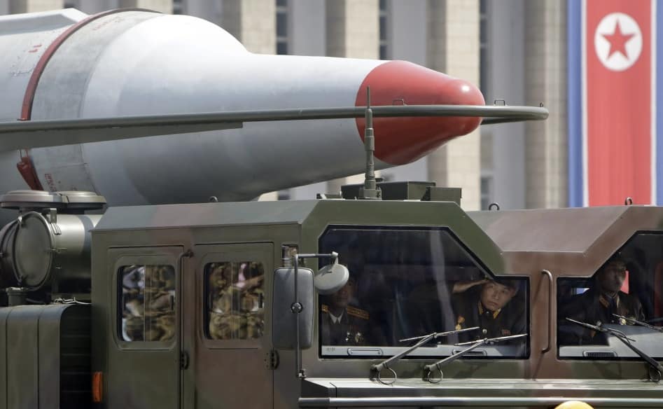 Šiaurės Korėjos kariai veža raketą parado metu Kim Il-sung aikštėje Pchenjane. Nuotr. ibtimes.co.uk