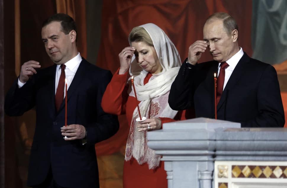 Rusijos prezidentas Vladimiras Putinas ir premjeras Dmitrijus Medvedevas su žmona dalyvavo pamaldose Kristaus Išganytojo katedroje Maskvoje. Nuotr. EPA-ELTA