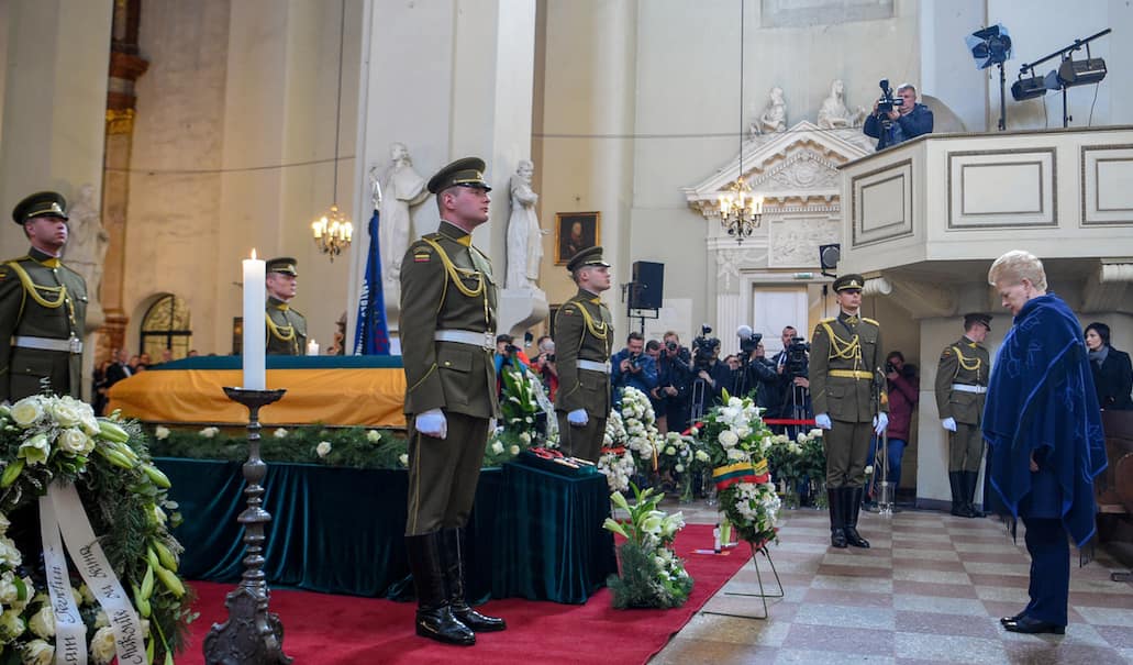 Prezidentė lenkia galvą prie partizanų vado Adolfo Ramanausko-Vanago karsto. Nuotr. prezidentas.lt