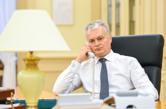Šalies vadovas G. Nausėda bendravo drąsiai be pirštinių ir veido kaukės. Nuotr. prezidentas.lt