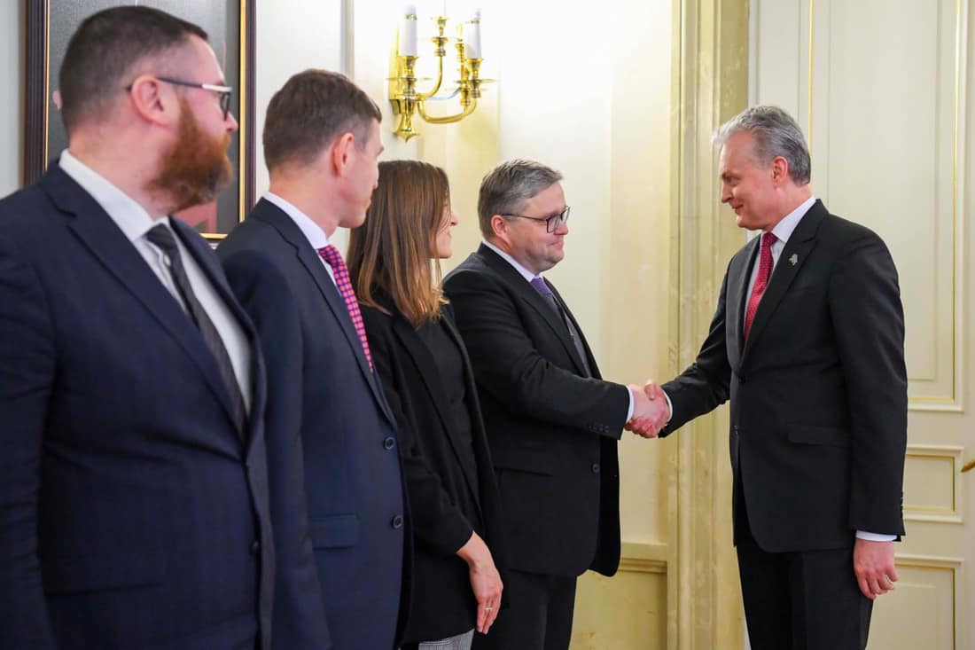 Prezidentas susitikime su 20 aukšto lygio Lietuvos ekspertų ir didžiausių šalies partijų atstovų. Nuotr. prezidentas.lt