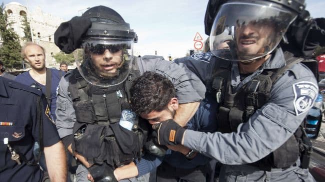 Izraelio kareiviai ir palestinietis