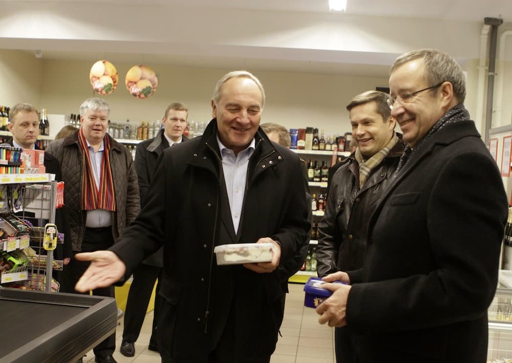 Estijos prezidentas Toomas Hendrikas Ilvesas latvių parduotuvėje. EPA-Eltos nuotr.