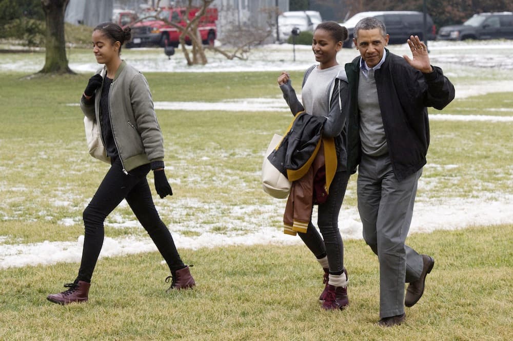 B. Obama po atostogų grįžo į Vašingtoną su dukromis, tačiau be žmonos. EPA-Eltos nuotr.