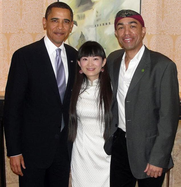 Barackas Obama (kairėje) su įbroliu Marku Okothu Obama Ndesandjo ir jo žmona Liu Xuehua