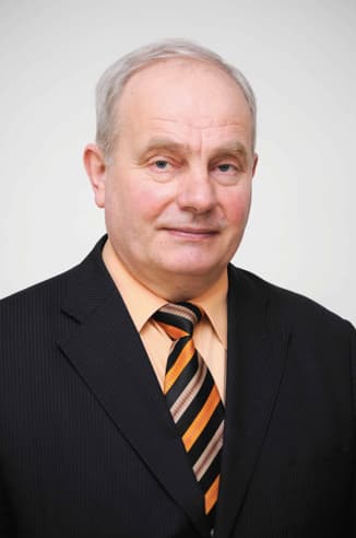 „Mano akimis, mes kuo toliau, tuo labiau nuo demokratijos bėgame į kol kas dar neaiškią diktatūrą. Todėl neturime teisės šiuo klausimu tylėti”, – mano prof. S. Arlauskas.