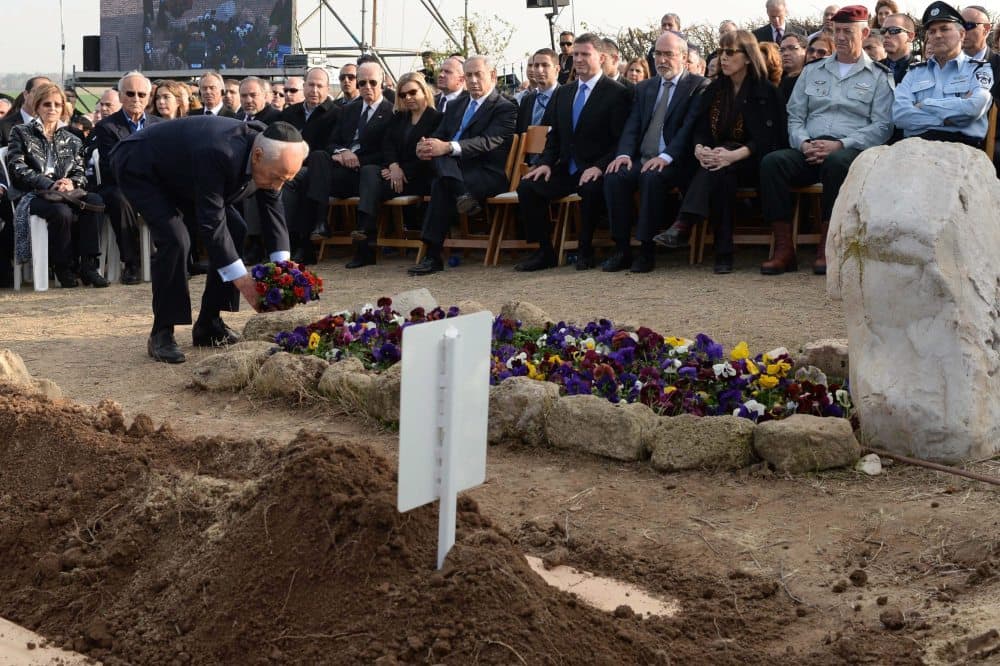 Buvęs Izraelio premjeras palaidotas šeimos rančoje. EPA-Eltos nuotr.