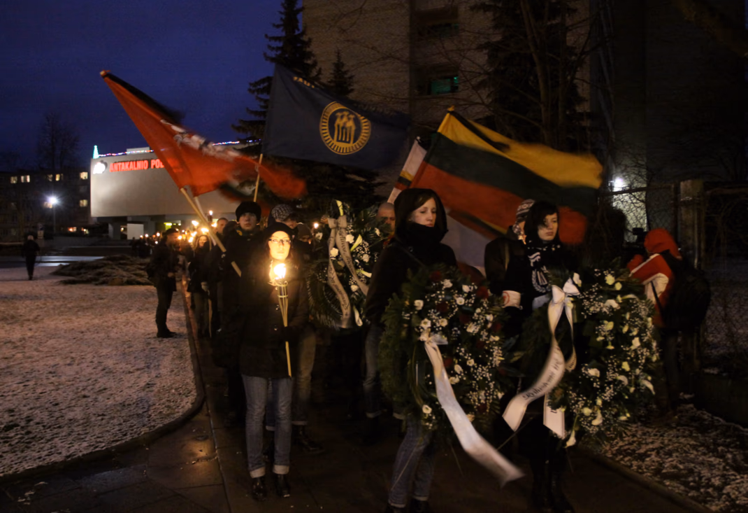 Sausio 13-ąją Lietuvių tautinio jaunimo sąjunga surengė iškilmingą patriotinę eiseną žuvusiems tautos gynėjams pagerbti. Nuotr. Eltos