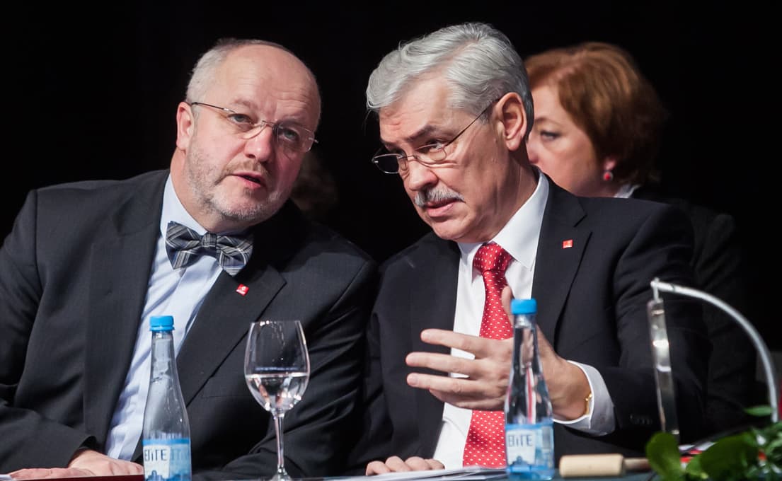 Socialdemokratai Juozas Olekas ir Zigmundas Balčytis (kairėje) XXXII LSDP suvažiavo metu. Nuotr. Eltos