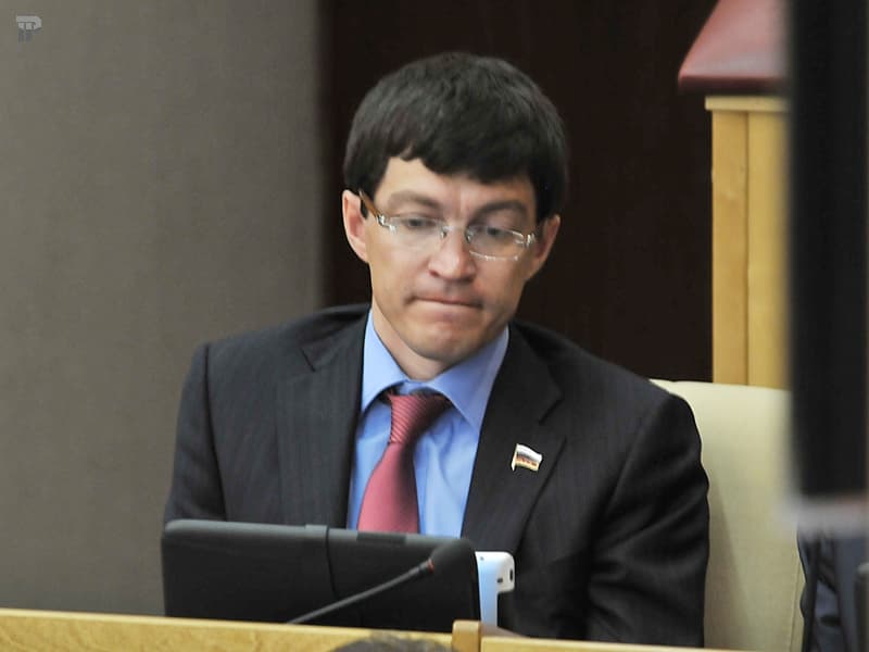 Rusijos Dūmos deputatas Michailas Serdiukas pasiūlė svarstyti įstatymą, kuris „apsaugotų informacinę erdvę nuo bet kokio okultizmo, galinčio neigiamai paveikti šalies gyventojų fizinę ir psichinę sveikatą“, ypač atkreipiant dėmesį į „magiją, burtininkavimą, ezoteriką“