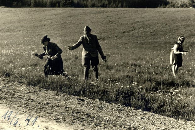 H. L. Himmleris su žmona ir dukrele idiliškame Bavarijos Valepo slėnyje Vokietijoje 1941 m.