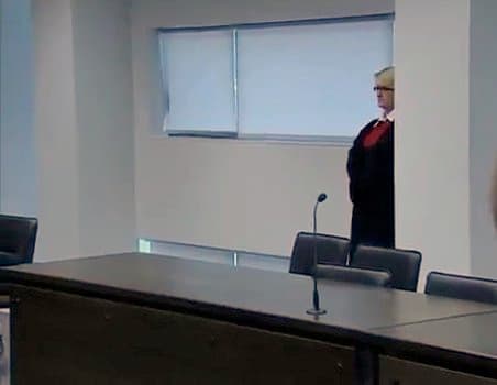 Šis kadras iš vaizdo įrašo, nufilmuoto Kauno apygardos teisme, yra bene vienintelis viešai skelbtas prokurorės N. Oškutytės atvaizdas: pateikusi neteisėtą prašymą pratęsti suėmimą, sugniuždytos Chadižat Gatajevos neviltį ji stebėjo iš už kolonos