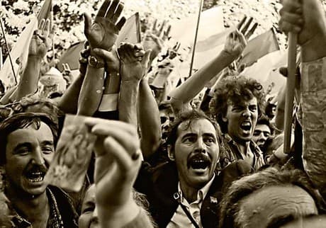 Žmonės švenčia Ukrainos Nepriklausomybės deklaracijos paskelbimą 1991 m. rugpjūčio 24 d. prie Aukščiausiosios Rados pastato Kijeve