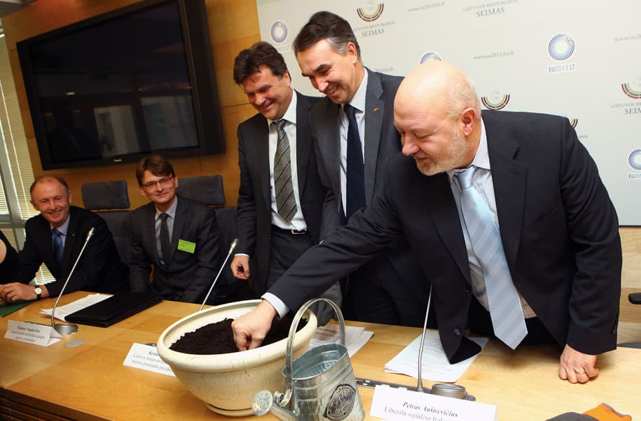 Liberalai nepritaria iniciatyvai surengti referendumą dėl žemės pardavimo, nes žemės pardavimo ribojimas būtų žalingas, jų nuomone, Lietuvai ir šalies žemės savininkams, grėstų Europos Sąjungos sankcijos. Nuotr. ELTA