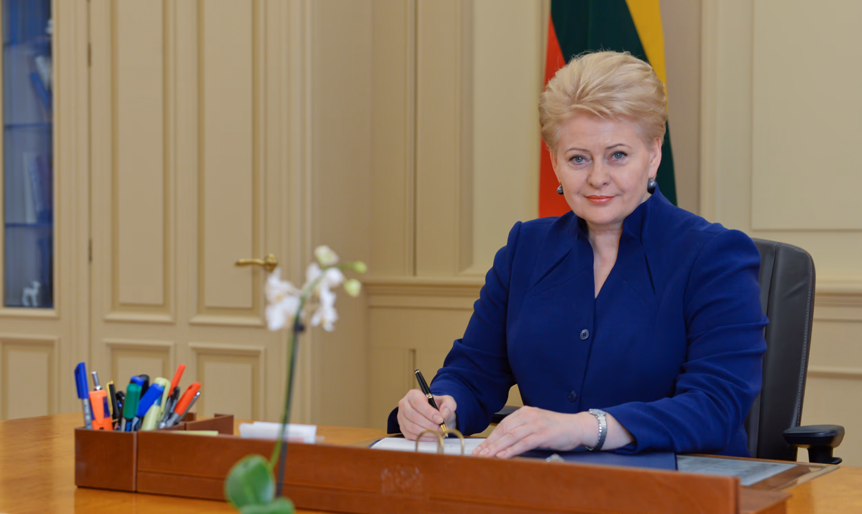 Teisingumui ir skaidrumui užtikrinti didelį dėmesį skirianti, antros kandencijos siekianti Prezidentė Dalia Grybauskaitė. Nuotr. prezidentas.lt