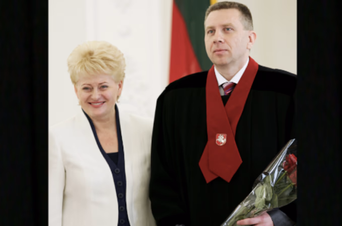 Dėl viešo piliečių laiško premjerui baudžiamoji byla pradėta nedelsiant ir pačiu aukščiausiu lygiu – Generalinėje prokuratūroje. „Mūsų režimas įgyja vis daugiau V. Janukovyčiaus režimo požymių. Pasižiūrėkite Ukrainos režimo gimimo istoriją – kaip V. Janukovyčius, pasiėmęs Konstitucinį Teismą, pažabojo parlamentą. Tuo pačiu keliu šiandien eina ir D. Grybauskaitė“, – teigia D. Kuolys
