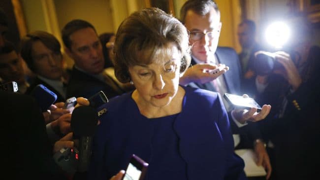 Kalifornijos senatorė demokratė, buvusi San Fransisko merė Dianne Goldman Berman Feinstein siūlo panaikinti JAV centrinę žvalgybos valdybą, kuri, pasak politikės, pažeidinėja JAV Konstituciją