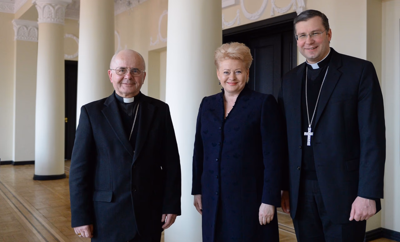Prezidentė Dalia Grybauskaitė kovo 15 d. pasikalbėjo su Kauno arkivyskupu Sigitu Tamkevičiumi ir vyskupu Kęstučiu Kėvalu. Nuotr. facebook.com