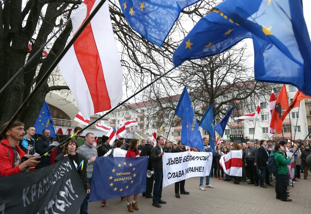 Baltarusijos opozicijos eitynių dalyviai solidarizavosi su Ukraina. EPA-Eltos nuotr.