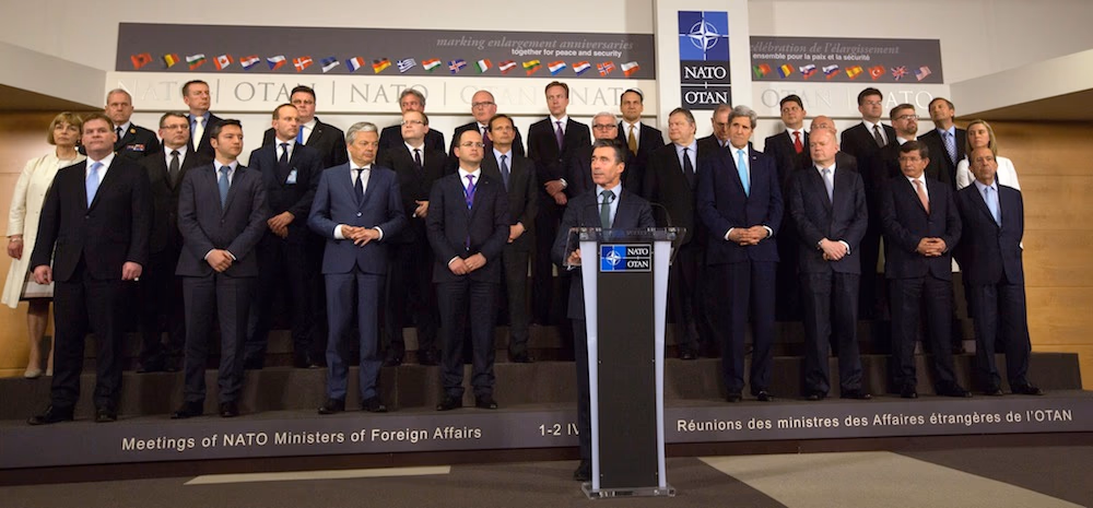 NATO generalinis sekretorius Andersas Foghas Rasmussenas ir šalių užsienio reikalų ministrai Briuselyje, įskaitant Lietuvos atstovą Liną Linkevičių (trečias iš kairės paskutinėje eilėje)
