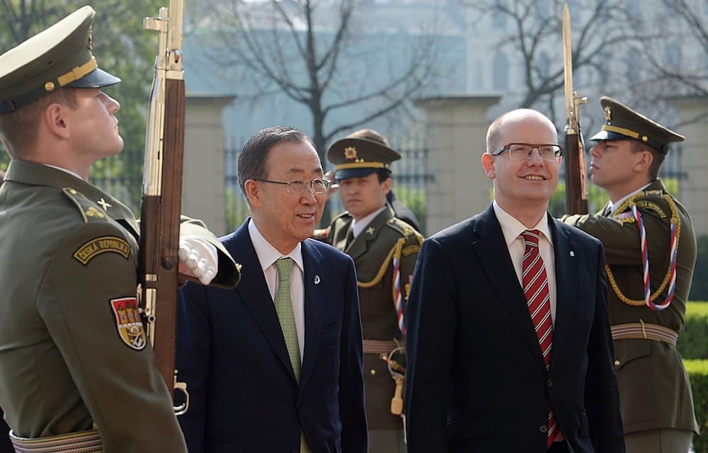 Jungtinių Tautų (JT) generalinis sekretorius Pan Gi Munas ir Čekijos ministras pirmininkas Bohuslavas Sobotka. EPA-Eltos nuotr.