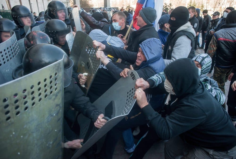 Sekmadienį grupė prorusiškai nusiteikusių separatistų įsiveržė į Donecko srities administracijos pastatą. EPA-Eltos nuotr.