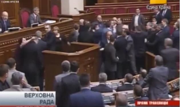 Susimušė Ukrainos Aukščiausiosios Rados deputatai (video)