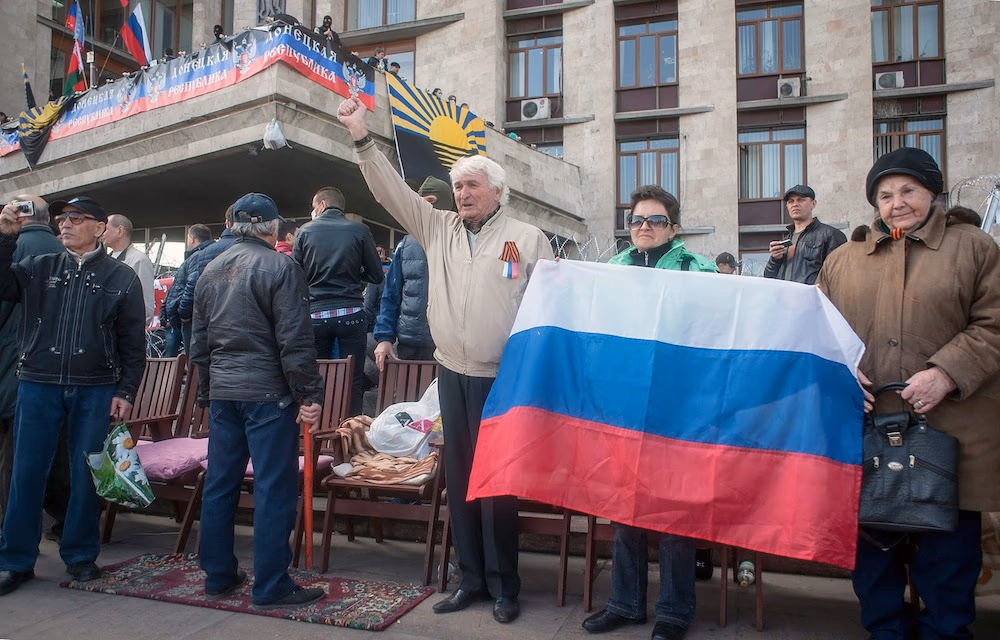 Balandžio 6 dieną prorusiškai nusiteikę separatistai užėmė Donecko regiono administracijos pastatą. EPA-Eltos nuotr.