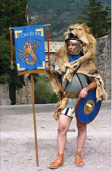 Pretorianų veksiliarijus (rekonstrukcija). Veksiliumas (lot. „vexillum“, dgs. „vexilla“) – štandarto tipo vėliava, naudota klasikinių laikų Romos imperijoje. Veksiliumus kaip simbolius naudojo Romos kariuomenės daliniai. Wikipedia.org tekstas ir nuotr.