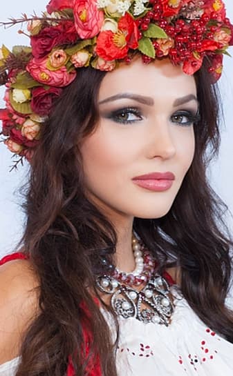 Mis Ukraina 2013 Olga Storoženko, apsirėdžiusi tautiniu kostiumu